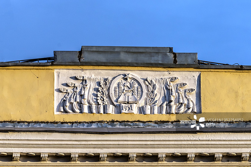 老建筑外墙上苏联时期的传统浮雕和旗帜图片素材