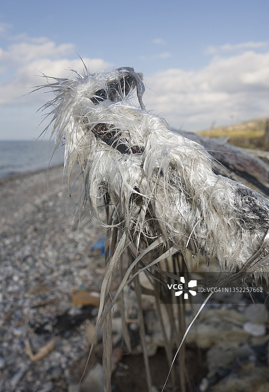 海滩污染：希腊海滩上的玻璃纤维垫图片素材