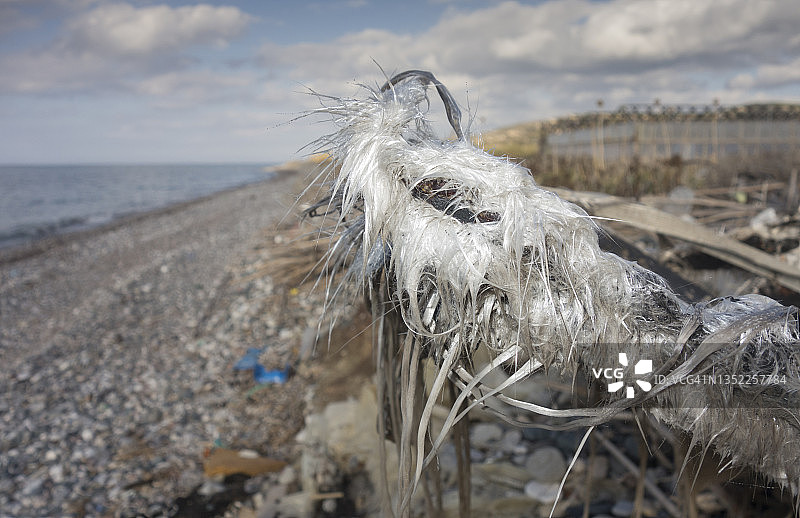 海滩污染：希腊海滩上的玻璃纤维垫图片素材