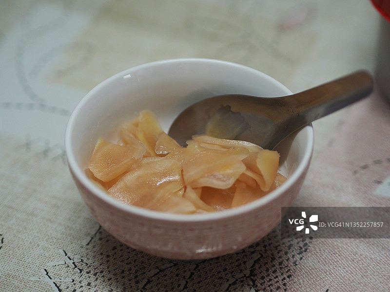碗装腌姜和勺子图片素材