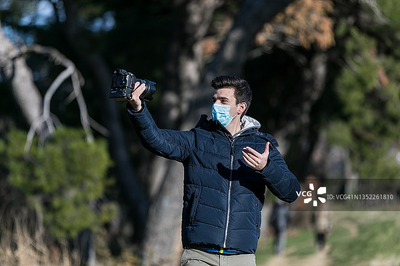 男子在疫情期间录制视频博客图片素材