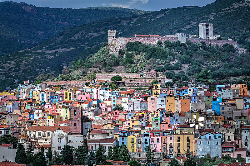博萨镇中世纪塞拉瓦莱城堡山坡上的Sa Costa村庄色彩鲜艳的房屋图片素材
