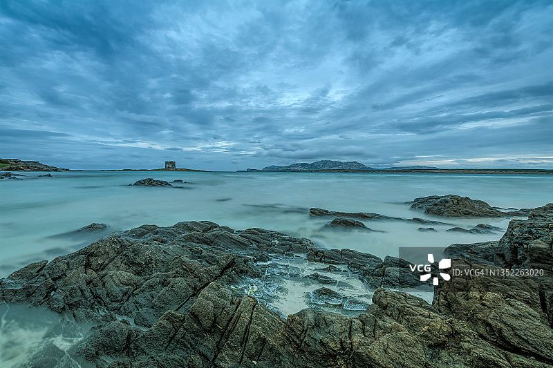 意大利撒丁岛佩罗塞塔海滩多云早晨长曝光摄影图片素材