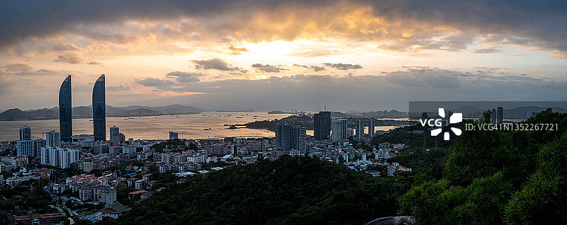 福建省厦门岛浪漫天空下的城市景观航拍图片素材