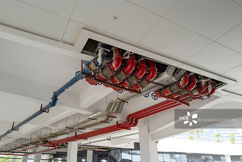 天花板上安装的安保系统的仰视角度图片素材