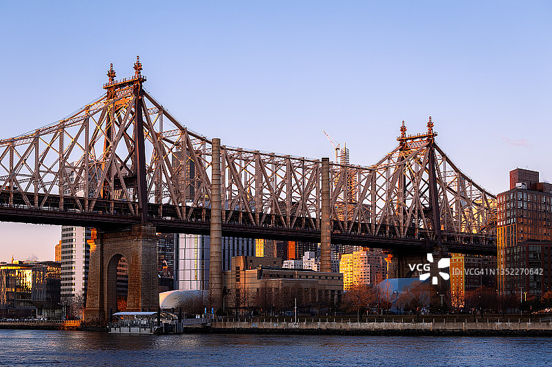 昆斯伯勒大桥、日出、罗斯福岛，纽约市，美国图片素材