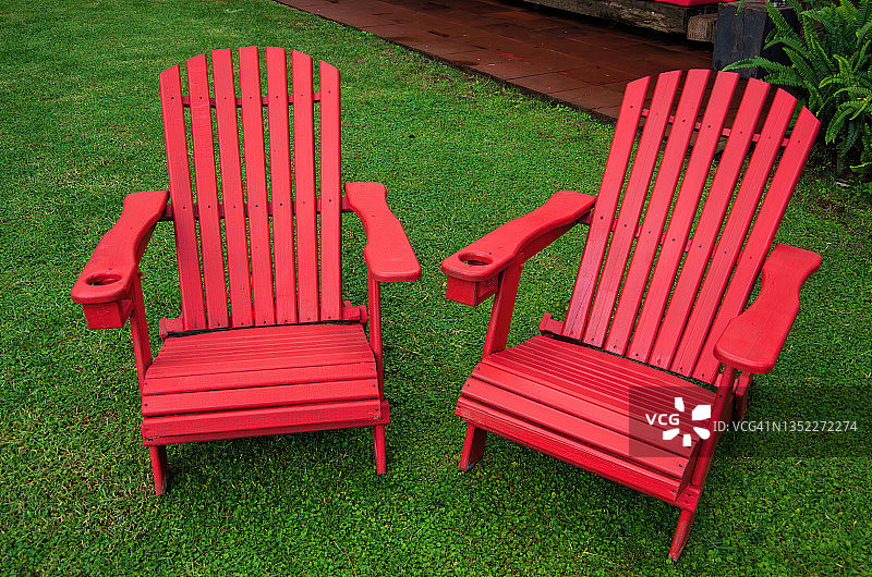 草坪上的两把红色阿迪朗达克户外椅图片素材