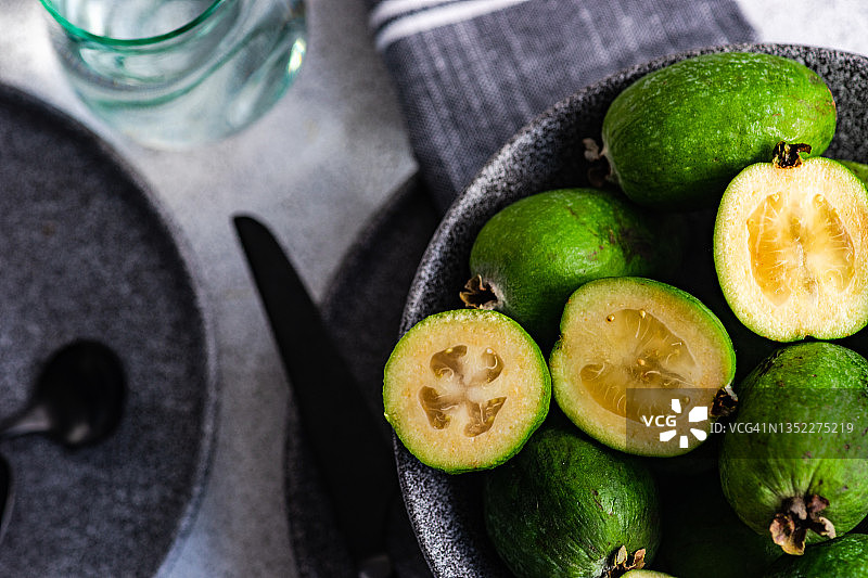 一碗成熟的有机斐济果图片素材