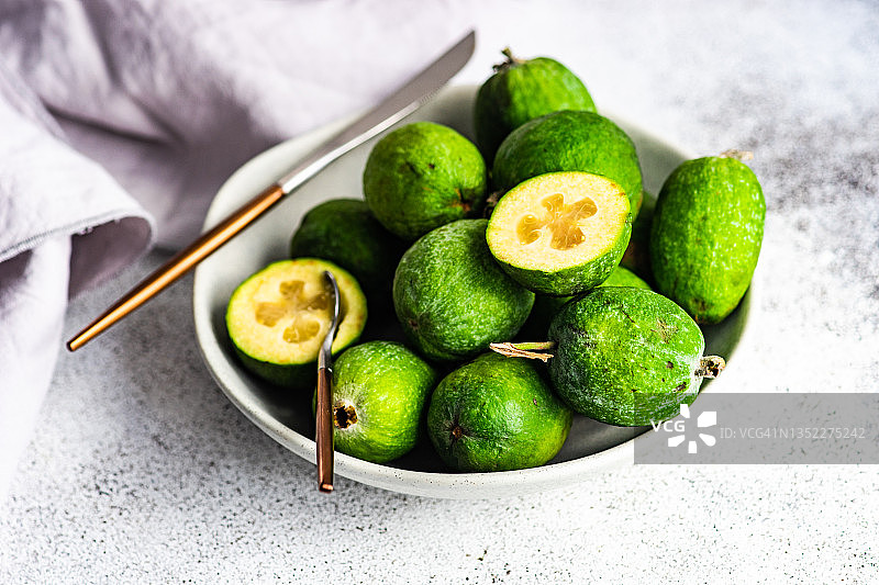 一碗成熟的有机斐济果图片素材