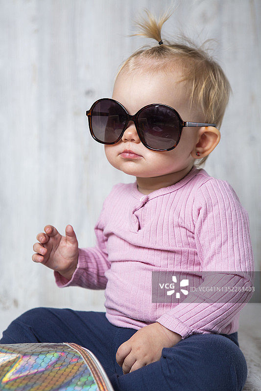 戴眼镜的婴儿图片素材