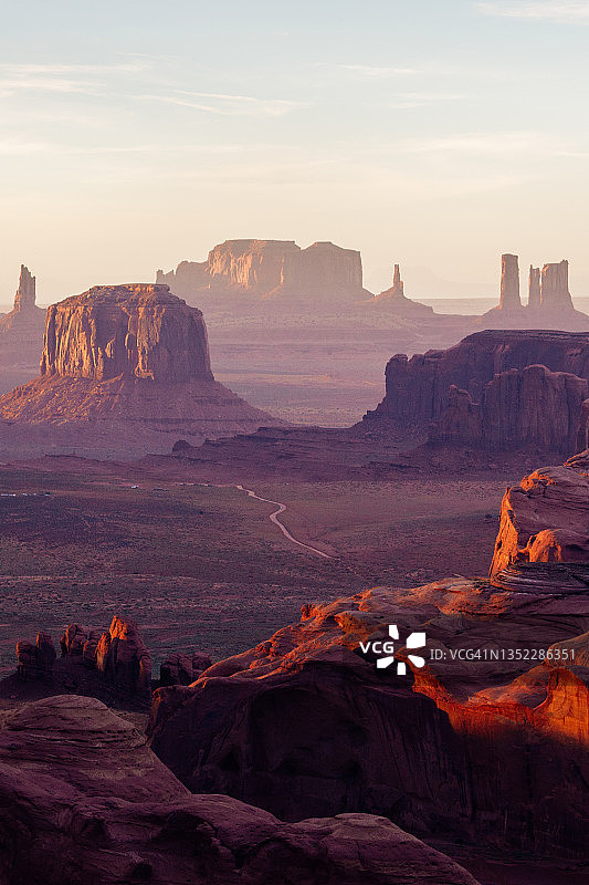 狂野西部日落：犹他州-亚利桑那州纪念碑谷图片素材