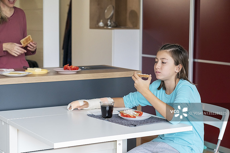 母亲和十几岁的女儿在厨房里图片素材