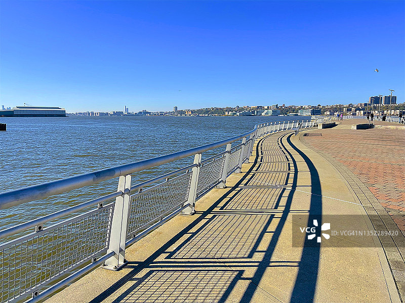 纽约市哈德逊河1号码头的阴影与曲线图片素材