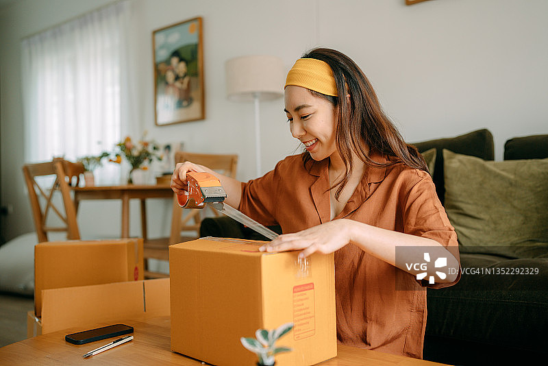 女人打包准备图片素材