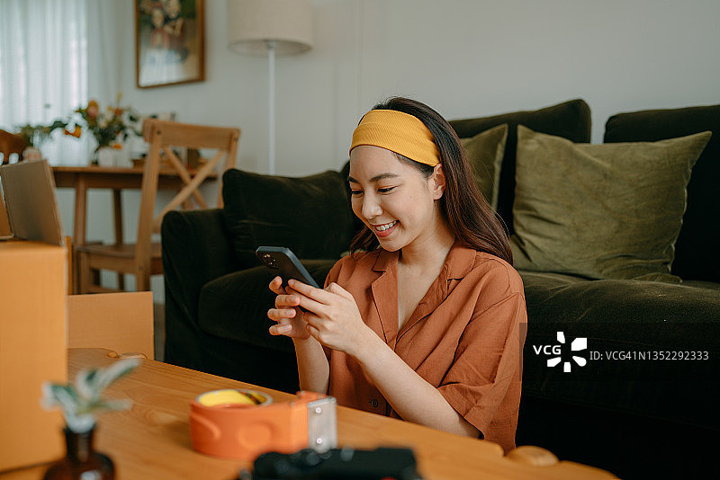 打包纸箱以获取邮政包裹的亚洲女店主图片素材