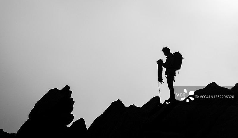 世界之巅。登山者在山顶欣赏风景图片素材