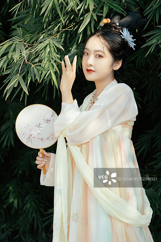 户外身穿汉服的美女肖像图片素材