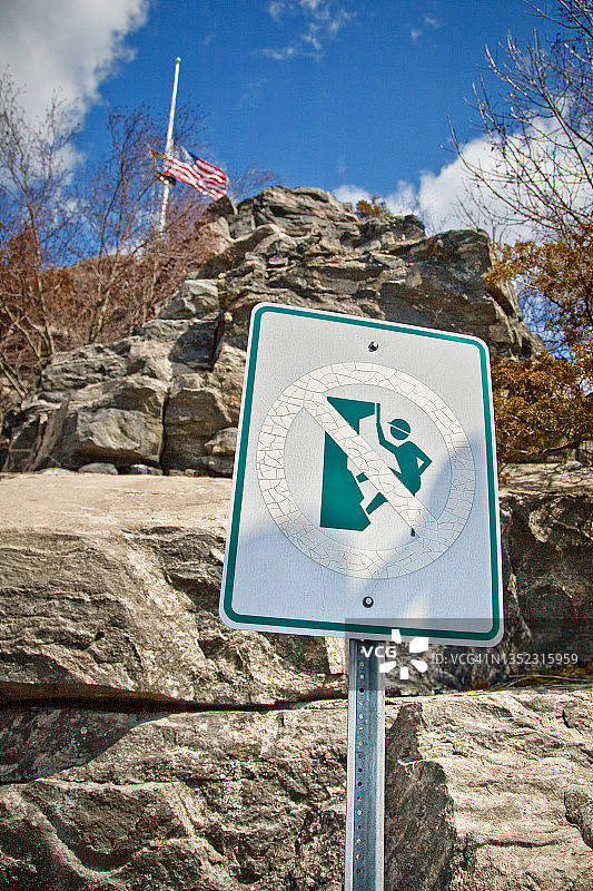 请勿攀爬岩壁图片素材