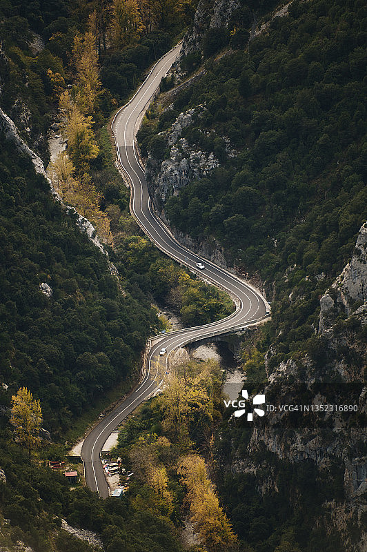 俯瞰狭窄山谷中的道路图片素材