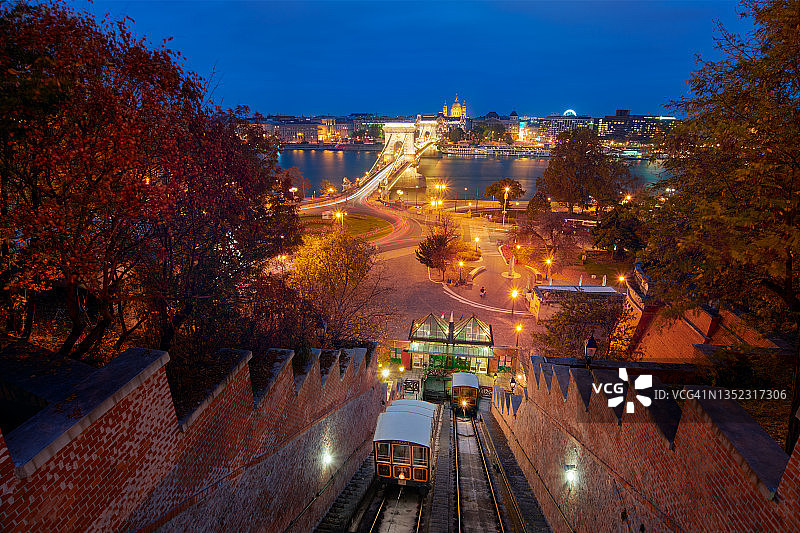 布达佩斯缆车、链桥与圣史蒂芬大教堂夜景图片素材