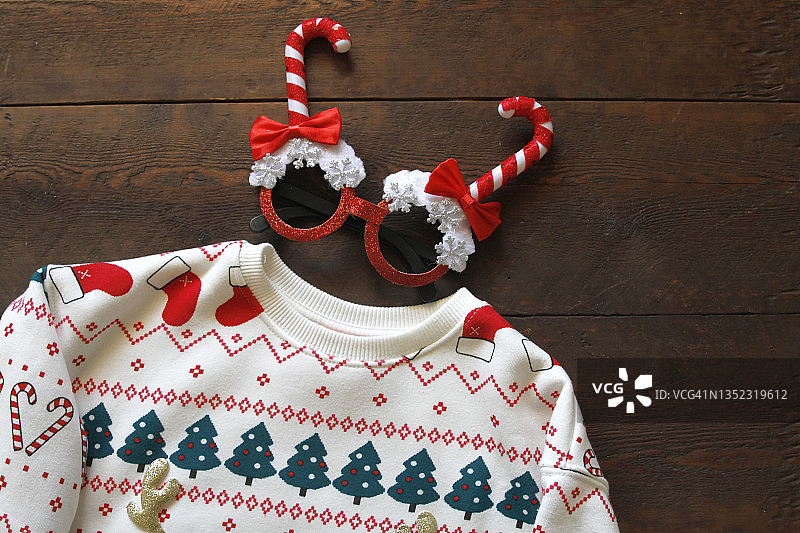 木制背景上的圣诞毛衣和细节图片素材