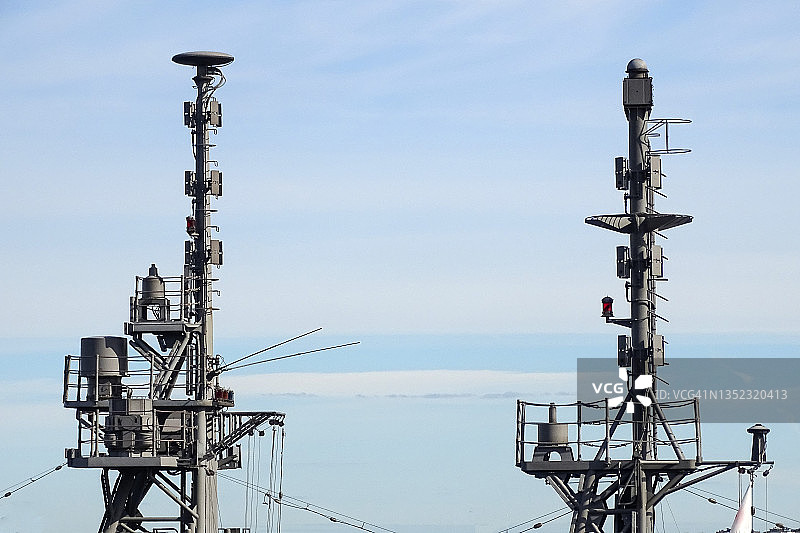 军舰电信塔，蓝色天空及云朵背景图片素材