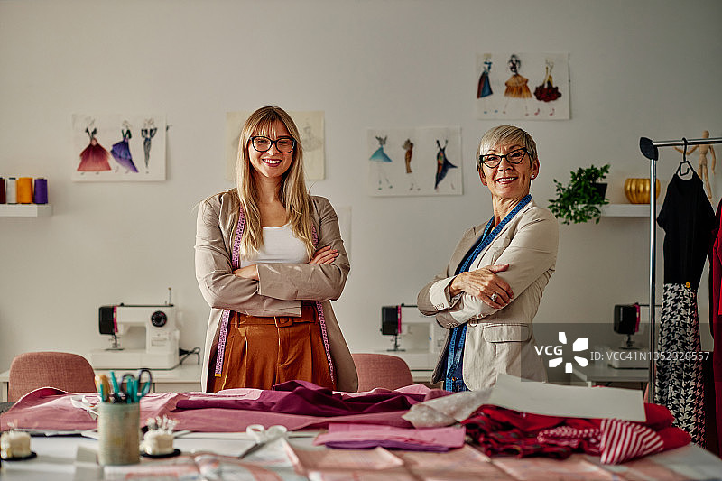 时装设计师工作室里的两代女性肖像图片素材