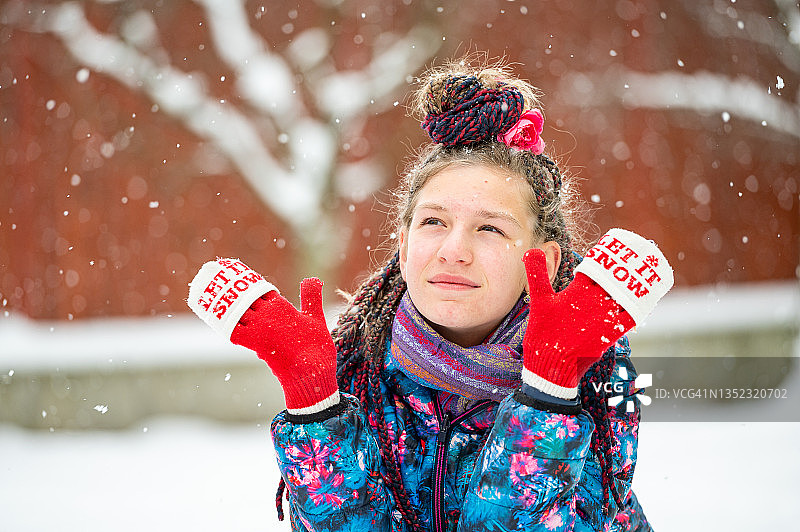 冬季的女孩肖像图片素材