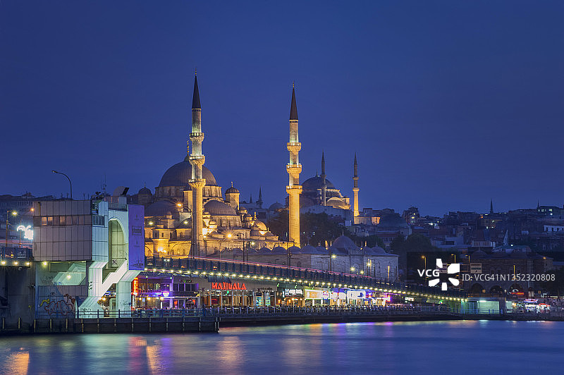 伊斯坦布尔的加拉塔大桥和新清真寺图片素材