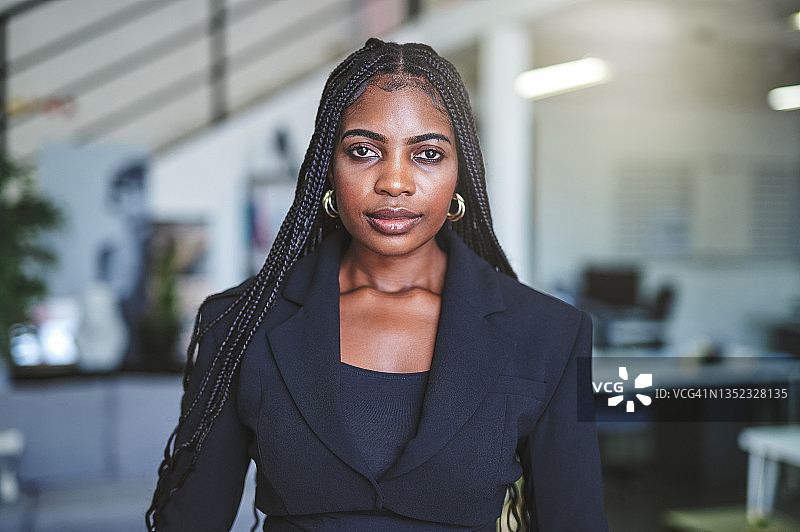 自信年轻女商人办公室肖像图片素材
