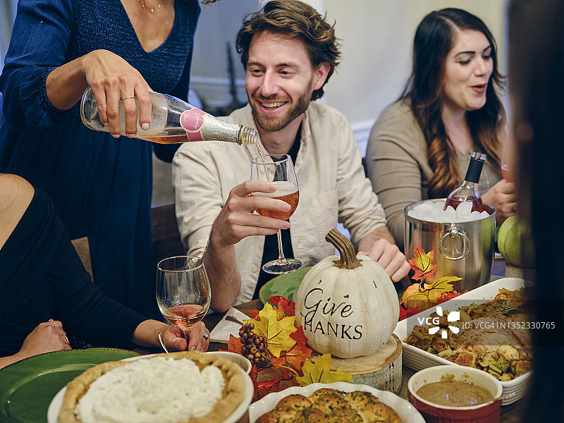 朋友们一起庆祝感恩节晚餐图片素材