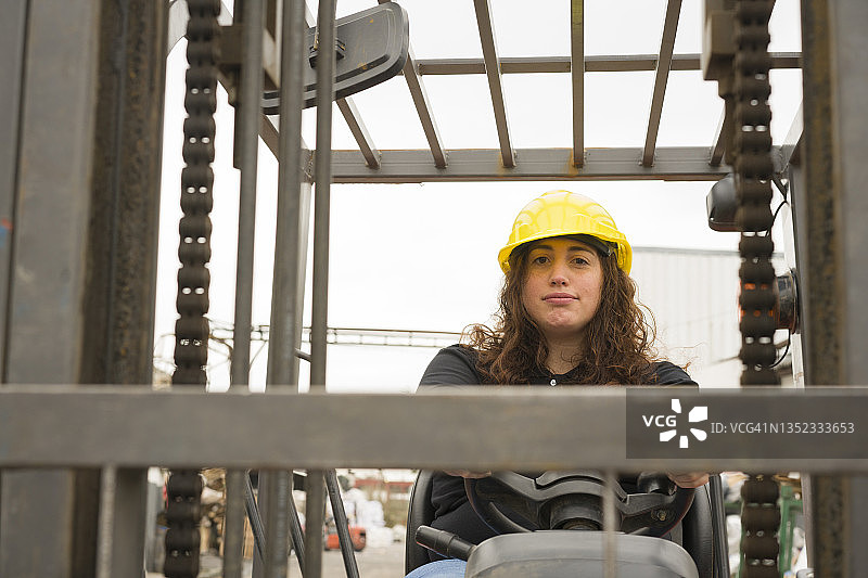 在回收中心驾驶叉车的年轻工人肖像图片素材