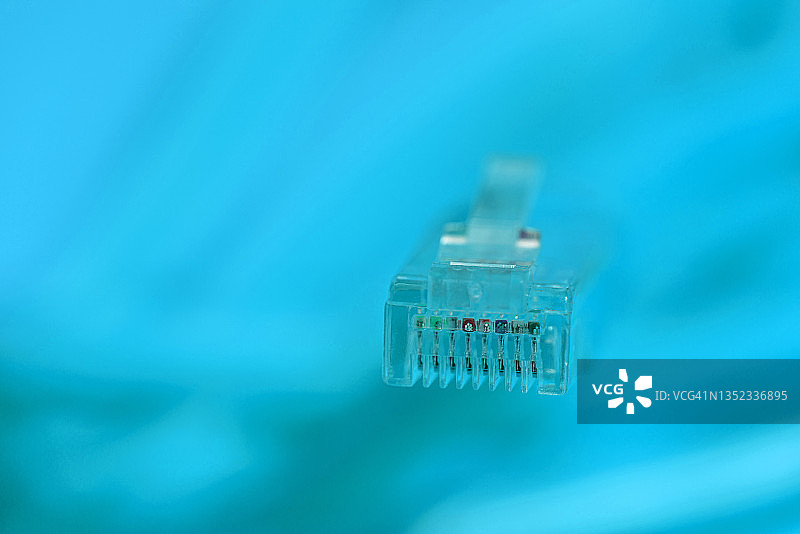 蓝色背景上的以太网线图片素材