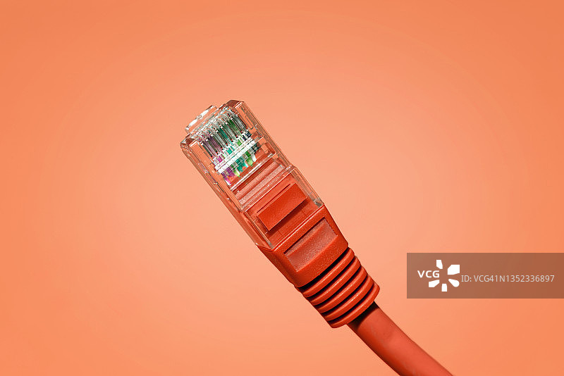 红色以太网线，红色背景图片素材