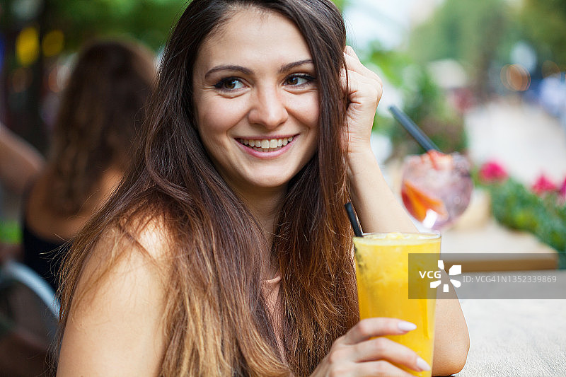 年轻女子喝橙汁图片素材