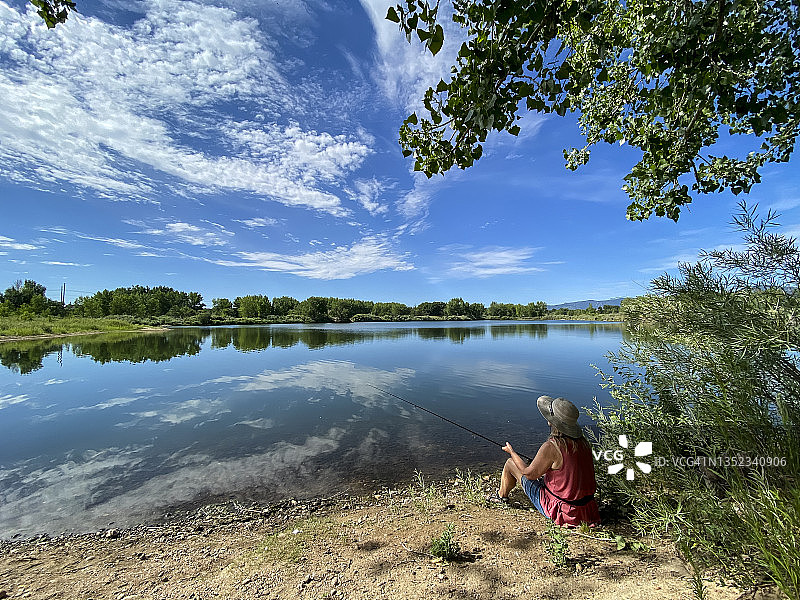 在科罗拉多州池塘岸边钓鱼图片素材