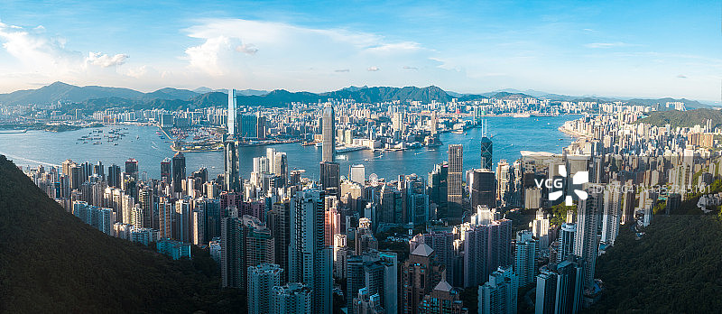 香港城市和维多利亚港日落时的鸟瞰图图片素材