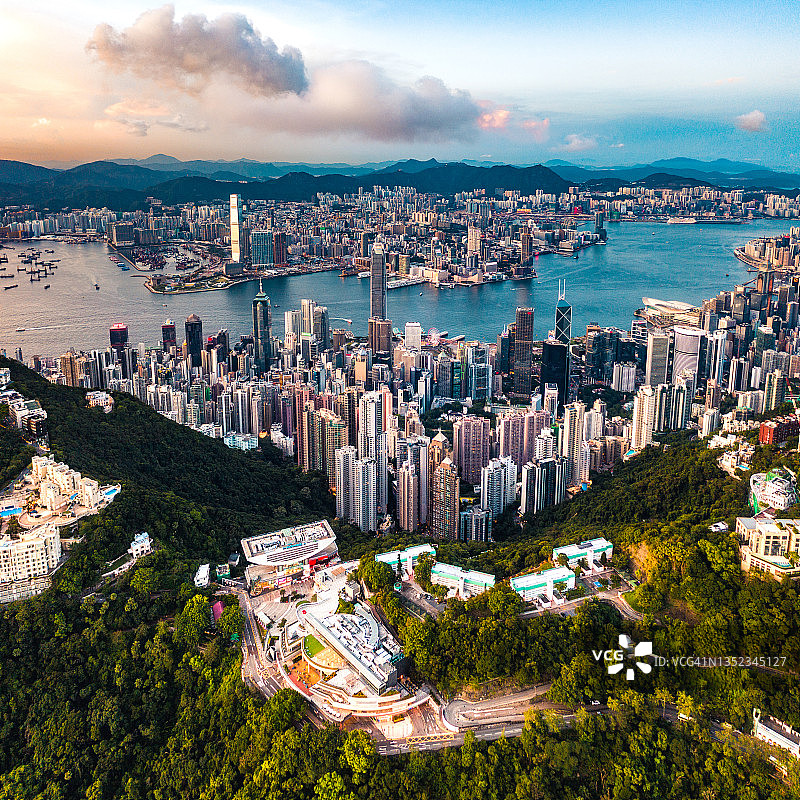香港城市和维多利亚港日落时的鸟瞰图图片素材