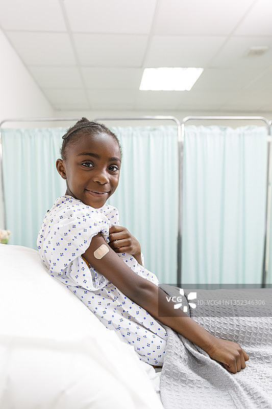 接种疫苗后快乐的孩子图片素材