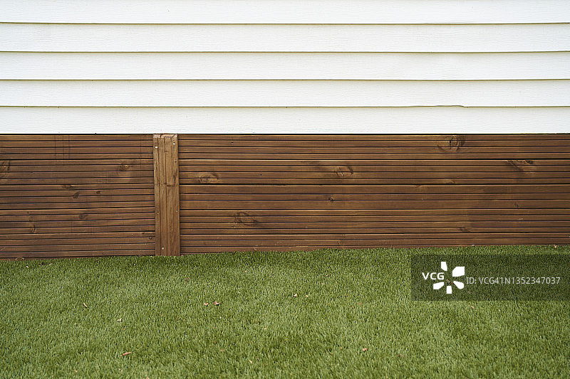 阳光明媚的日子里，木屋侧面的外墙图片素材