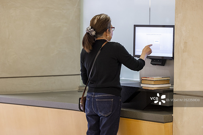 图书馆自助借还图片素材