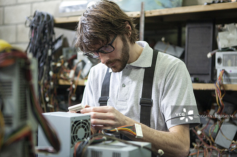 男性资源回收专家检查电脑元件图片素材