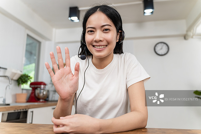 年轻亚洲女性正在进行视频通话图片素材