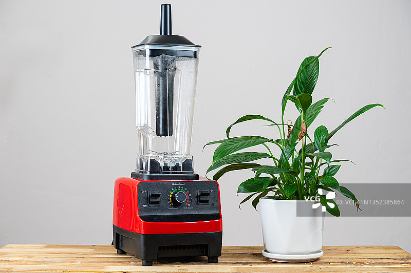 木桌上的搅拌机图片素材