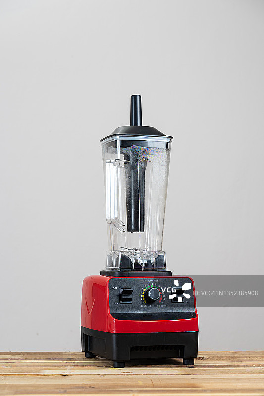 木桌上的搅拌机图片素材