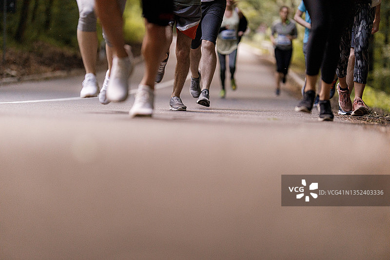 运动员在路上跑马拉松图片素材