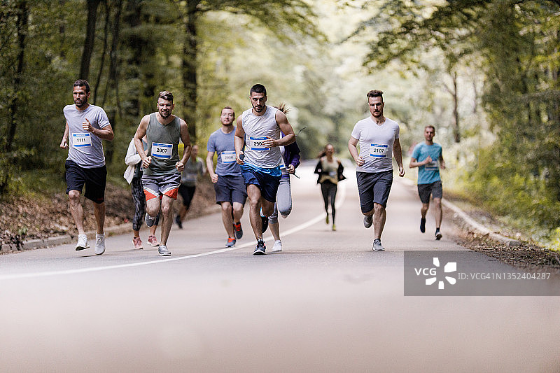 在沥青路上参加马拉松比赛的人群图片素材