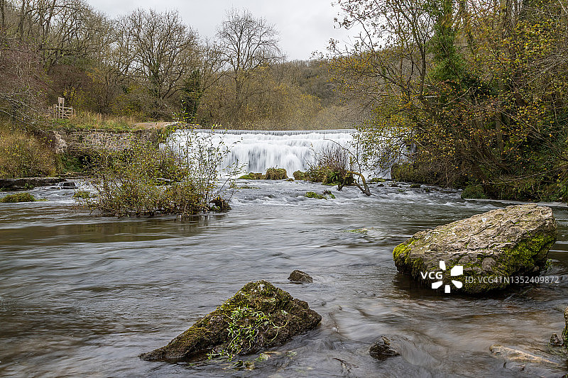 Monsal Head堰流水图片素材