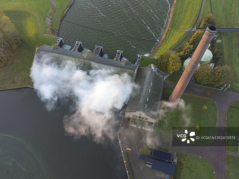 日出时莱默尔的沃达蒸汽泵站升起的蒸汽图片素材