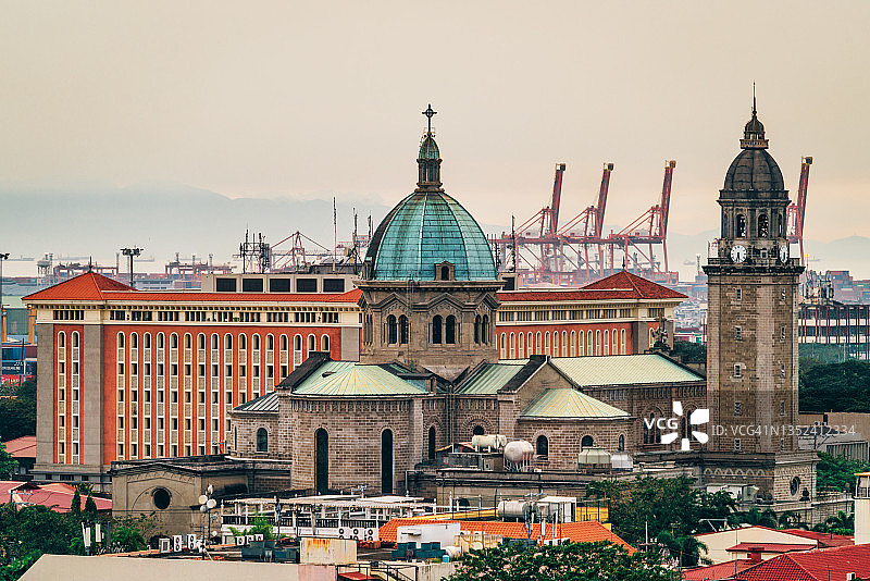 菲律宾马尼拉湾的建筑和工业货运起重机图片素材
